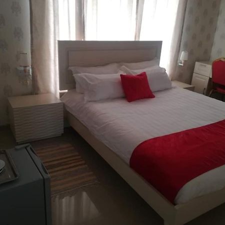 Lee Bed & Breakfast Francistown Esterno foto
