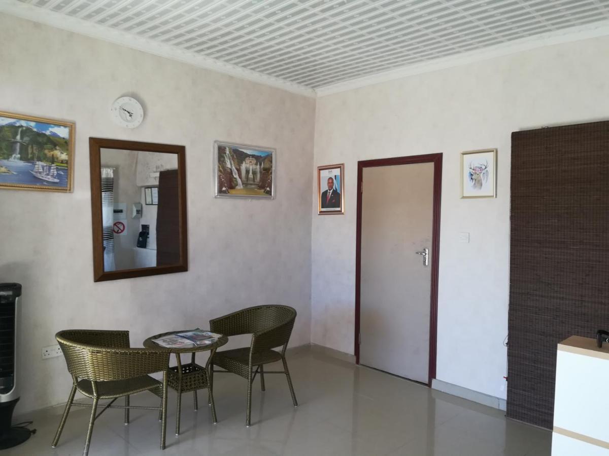 Lee Bed & Breakfast Francistown Esterno foto
