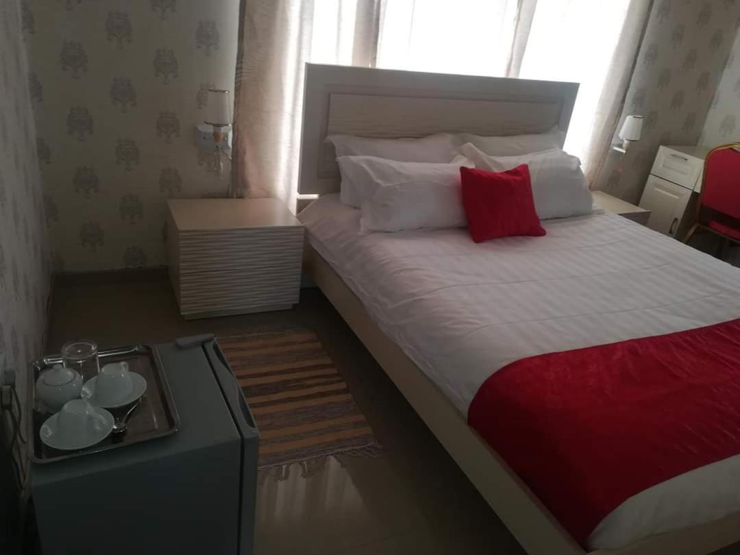Lee Bed & Breakfast Francistown Esterno foto