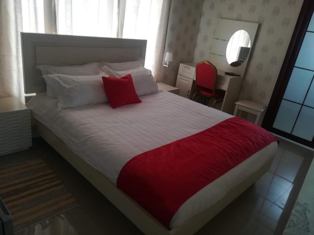 Lee Bed & Breakfast Francistown Esterno foto