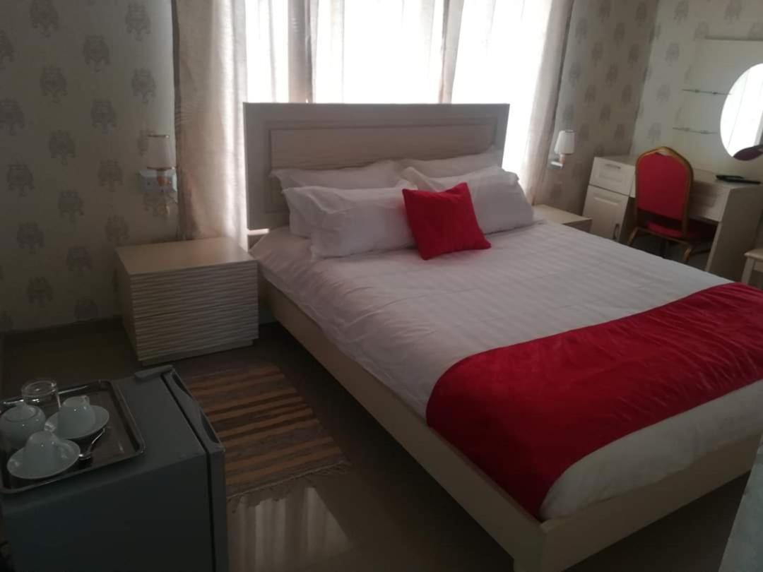Lee Bed & Breakfast Francistown Esterno foto