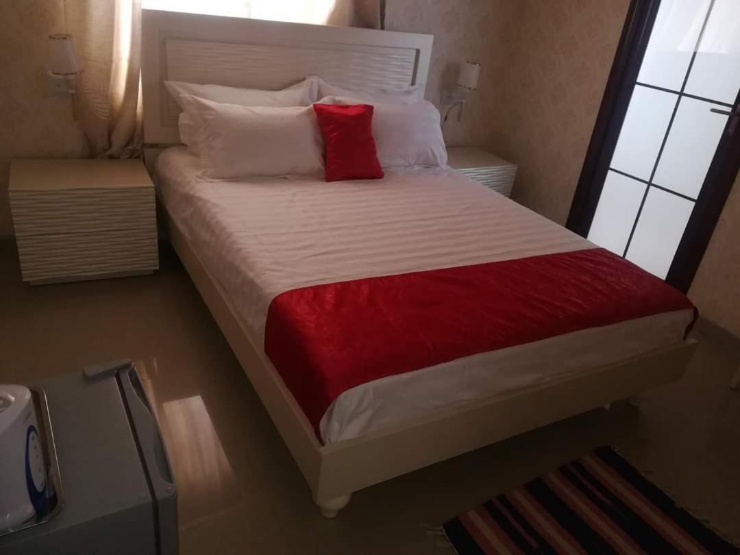 Lee Bed & Breakfast Francistown Esterno foto